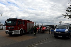 Zdjęcie przedstawia pojazdy służbowe Policji i Straży Pożarnej