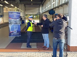 Na zdjęciu policjantka w mundurze udziela wywiadu redaktorowi telewizji TVP 3.