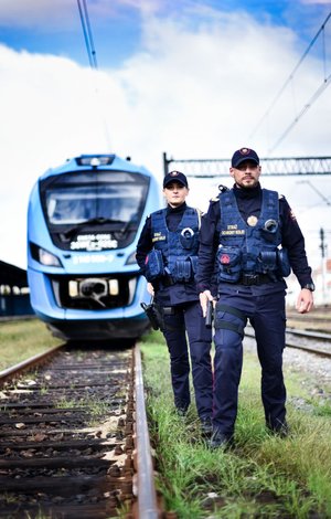 zdjęcie przedstawia funkcjonariuszy straży ochrony kolei, którzy trafili na jedną ze stron kalendarza profilaktycznego