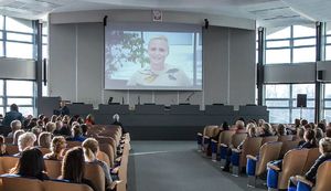 Zdjęcie kolorowe. Aula Komendy Wojewódzkiej Policji w Katowicach wraz z uczestniczkami i uczestnikami wydarzenia