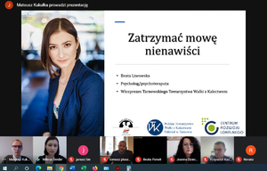 Zdjęcie kolroowe. Przedstawia zrzut ekranu podczas konferencji online, widoczni m.in. uczestnicy konferencji