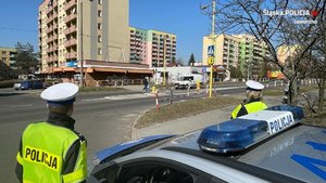 policjanci ruchu drogowego obserwujący ruch przy przejściu dla pieszych