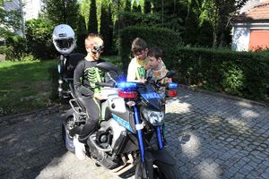 Dzieci na policyjnym motocyklu