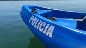 napis policja na boku łodzi